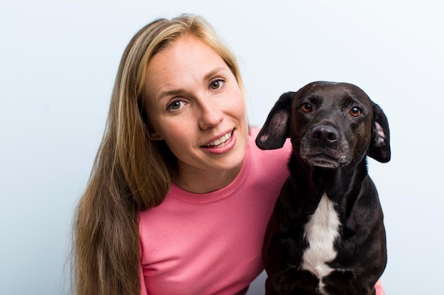 Bella bionda giovane donna adulta godendo con il suo cane