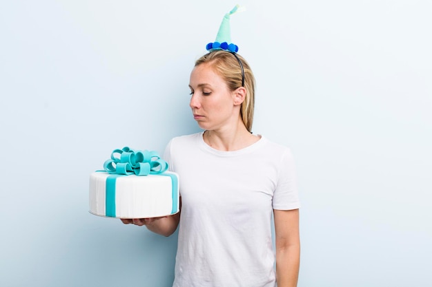 Bella bionda giovane donna adulta torta di compleanno concetto