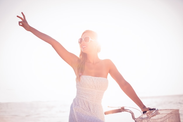 Bella bionda in bicicletta