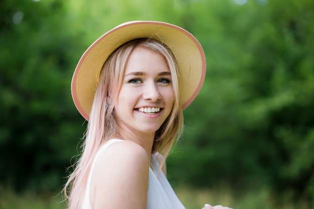 Bella bionda in un cappello di paglia