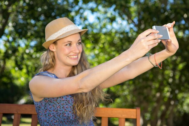 Bella bionda prendendo un selfie