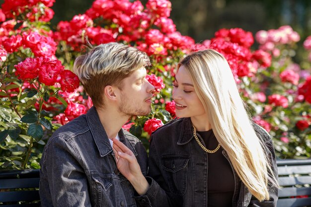 Bella bionda seduta al parco con il suo ragazzo