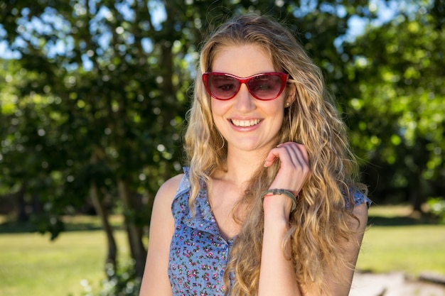 Bella bionda sorridendo alla telecamera