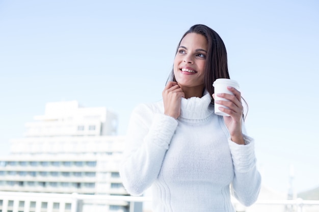 Bella bruna bere un caffè