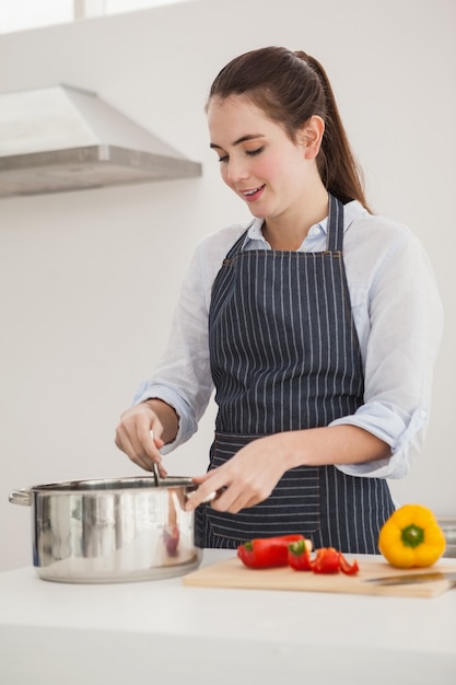 Bella bruna che cucina un pasto sano