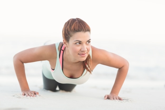 Bella bruna facendo push up