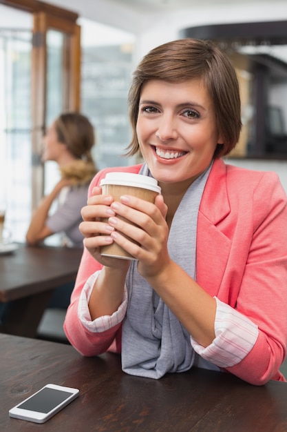 Bella bruna godendo il suo caffè