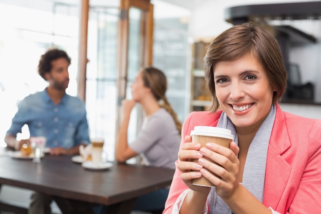 Bella bruna godendo il suo caffè