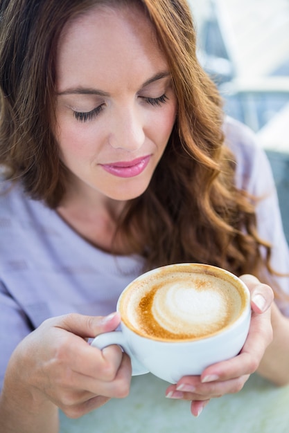 Bella bruna godendo un cappuccino