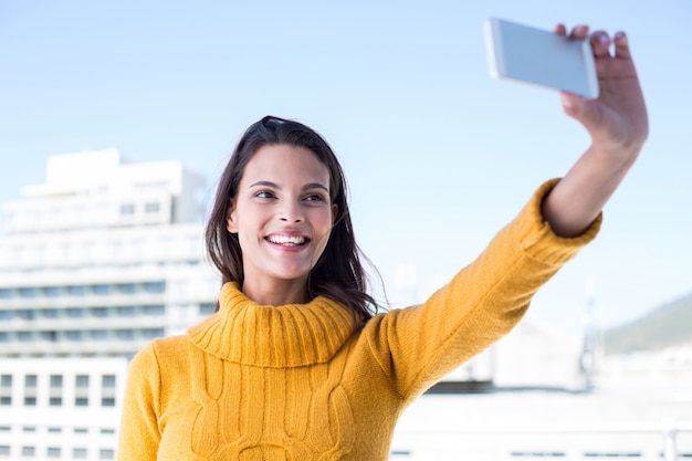 Bella bruna prendendo un selfie