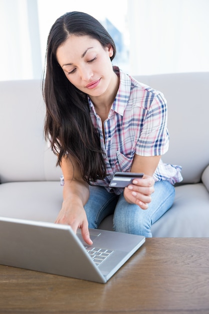 Bella bruna shopping online sul divano