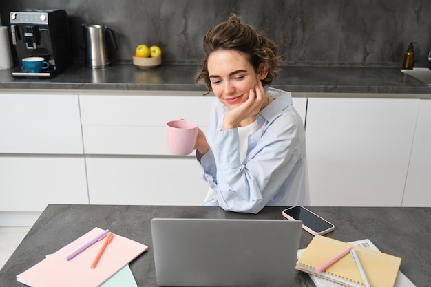 Bella bruna studentessa che studia online da casa tutor che lavora a distanza guardando