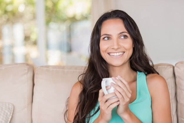 Bella bruna tenendo la sua tazza