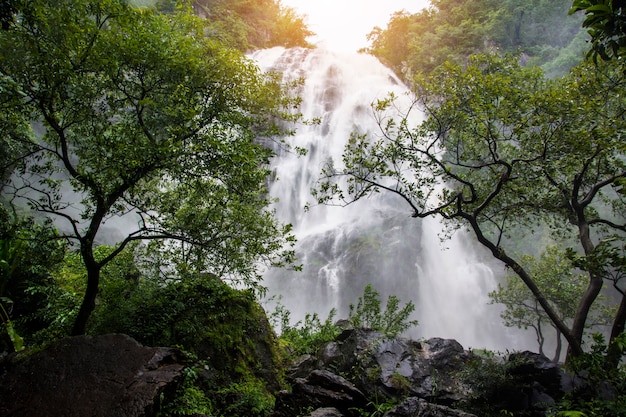 bella caduta dell&#39;acqua su una roccia in Tailandia.