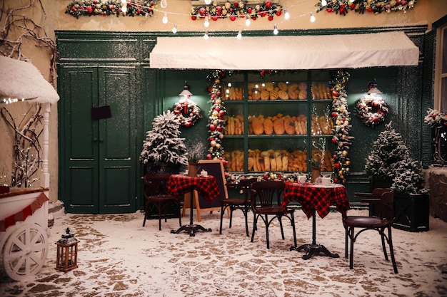 Bella caffetteria all'aperto con decorazione festiva Festa di Natale