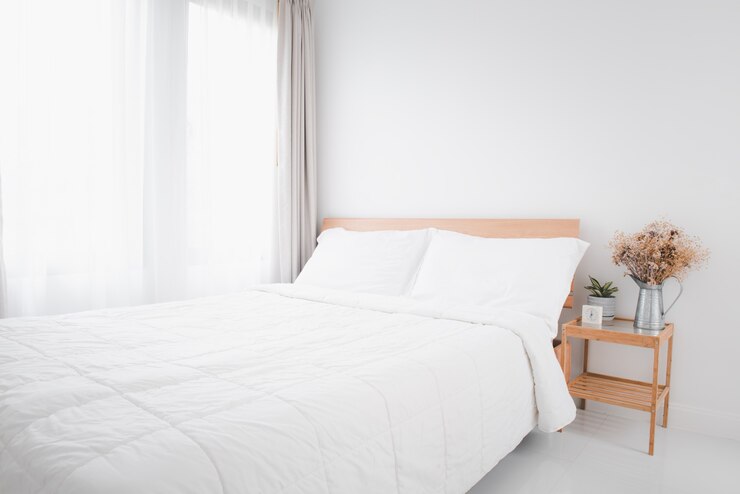Bella camera da letto bianca pulita e accogliente