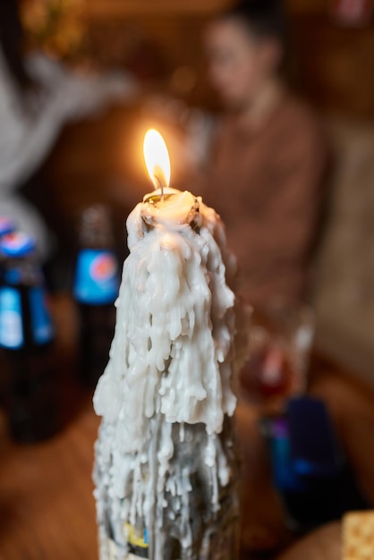 Bella candela in fiamme sul tavolo di legno