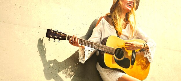 Bella cantautrice con la sua chitarra