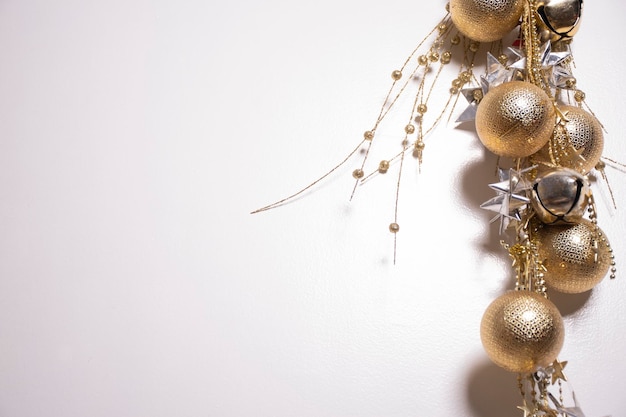 Bella carta da parati natalizia con arrangiamento natalizio con palle di Natale e fiocchi d'oro e d'argento sottili e chic su sfondo bianco del paesaggio