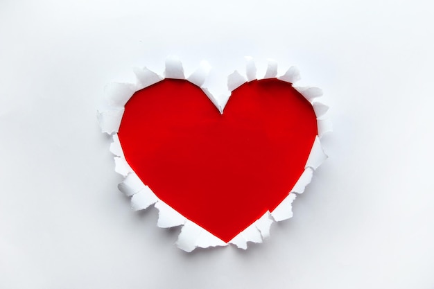 Bella carta strappata a forma di cuore simbolo
