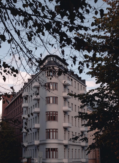 bella casa bianca in città sullo sfondo delle foglie