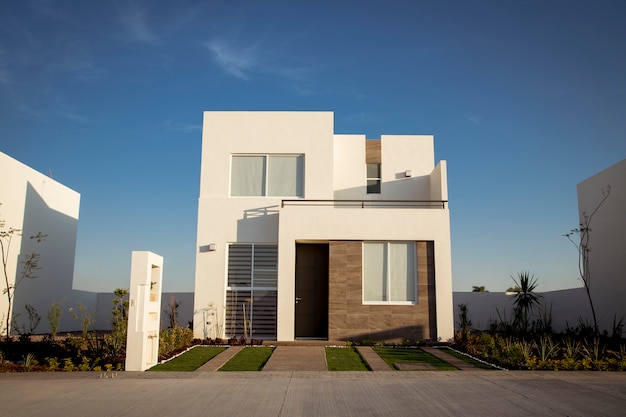 Bella casa con architettura minimalista, giornata di sole