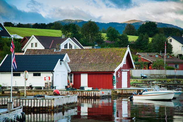 Bella casa di campagna in Norvegia. Cottage da sogno in natura.