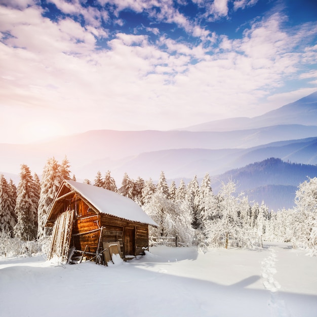 Bella casa in legno in inverno