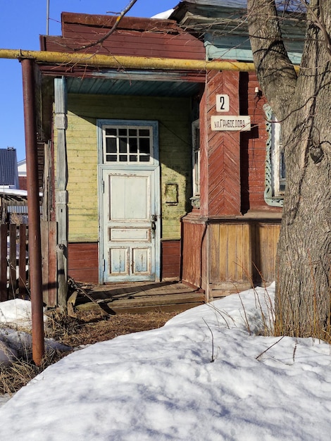 Bella casa in legno nel villaggio in primavera