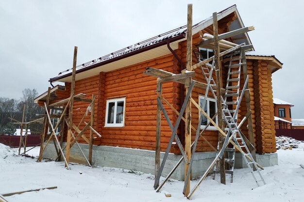 Bella casa in legno non finita con tronchi tondi in campagna