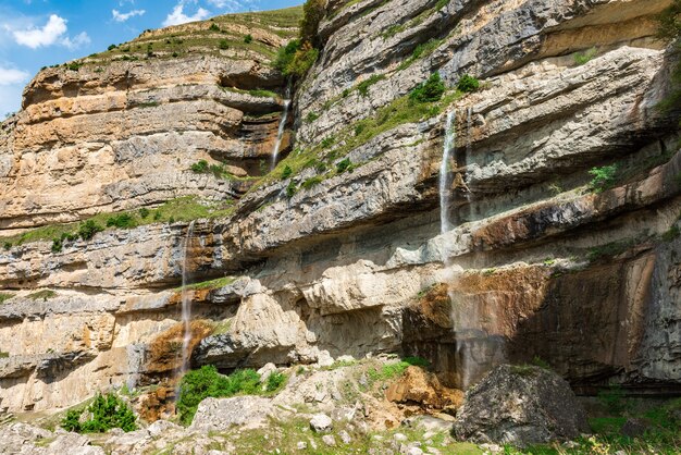 Bella cascata alta in montagna