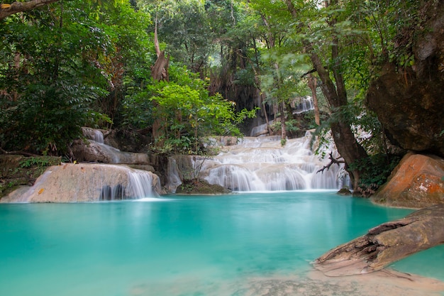 Bella cascata. Cascata di Erawan al parco nazionale di Erawan in Kanchanaburi, Tailandia.