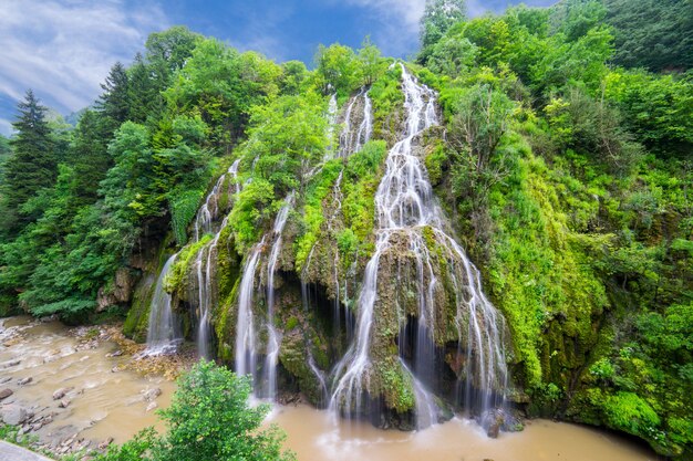 Bella cascata (cascata Kuzalan) nella provincia di Karadeniz. Giresun - Turchia