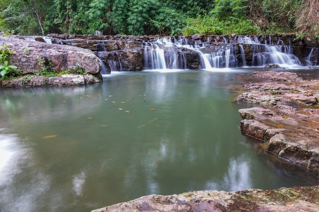 bella cascata d&#39;acqua in movimento