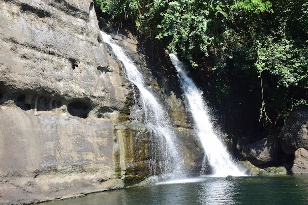 Bella cascata d'acqua