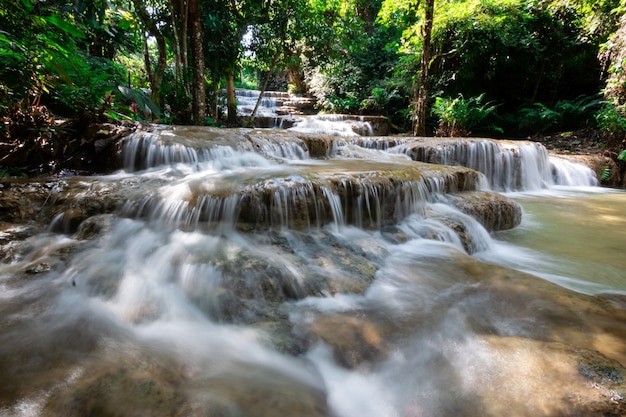 Bella cascata del calcare in lampang Tailandia