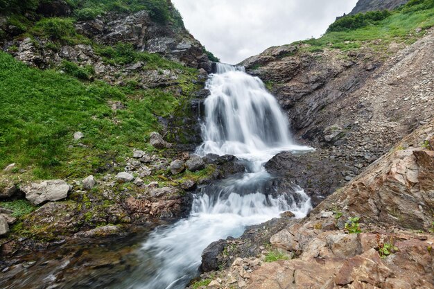 Bella cascata del paesaggio della montagna sul fiume del monte