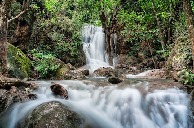 Bella cascata di Erawan che scorre nella foresta pluviale tropicale al parco nazionale. Kanchanaburi, Thailandia