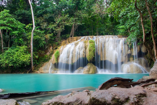 Bella cascata di Erawan nel mezzo della foresta pluviale Cascata di Erawan Kanchanaburi Thailandia