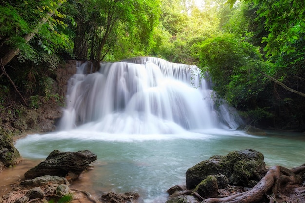 Bella cascata di Huay Mae Khamin nella foresta pluviale tropicale al parco nazionale di Srinakarin