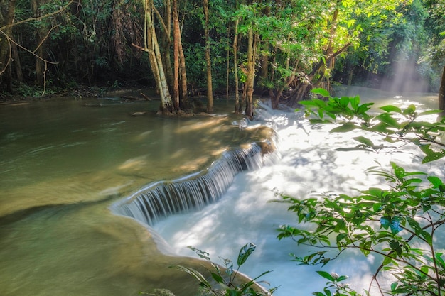 Bella cascata di Huay Mae Khamin nella foresta pluviale tropicale al parco nazionale di Srinakarin