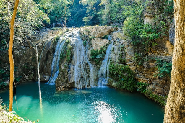 Bella cascata di Koh Luang della cascata a Mae Ping National Park, Li District, Lamphun in Tailandia