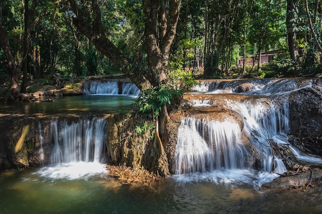 Bella cascata di Kroeng Krawia nella città tailandese di kanchanaburi