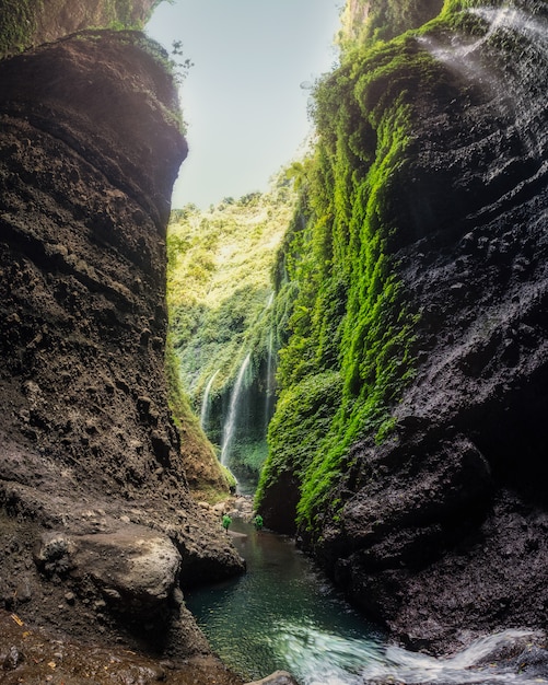 Bella cascata di Madakaripura in valle rocciosa