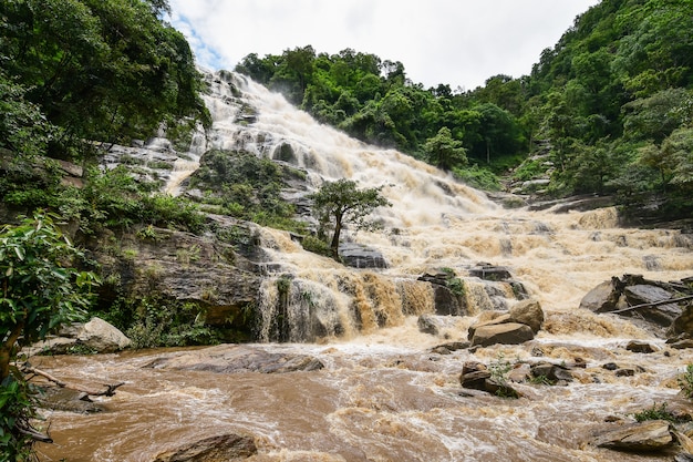 Bella cascata durante la stagione delle piogge.