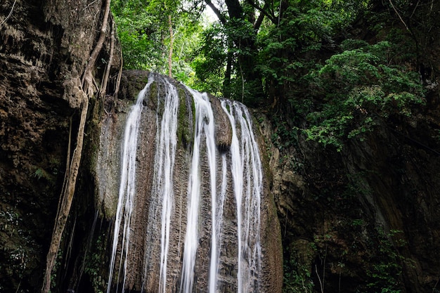Bella cascata erawan nella provincia di kanchanaburi asia sud-est asiatico Thailandia