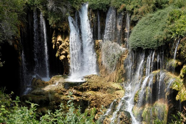 Bella cascata foto sfondo campo roccioso