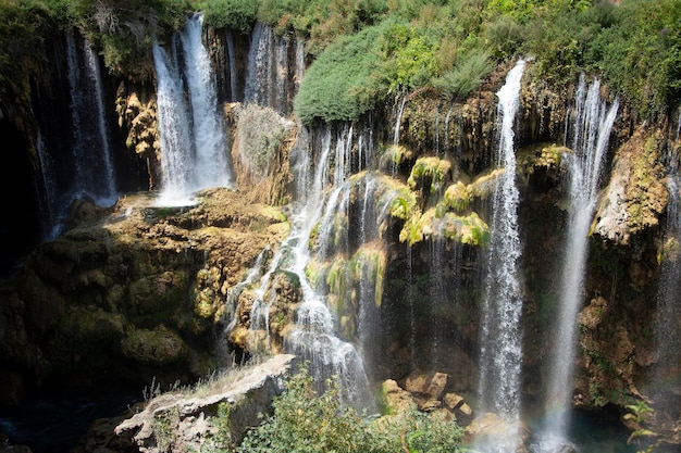 Bella cascata foto sfondo campo roccioso