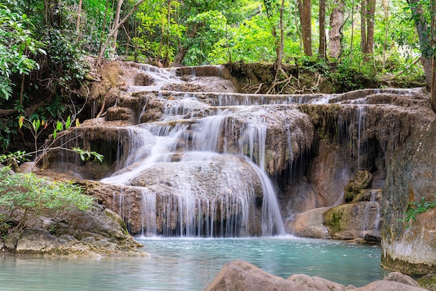 Bella cascata Huay Maekamin Erawan National Park nell'ovest della Thailandia