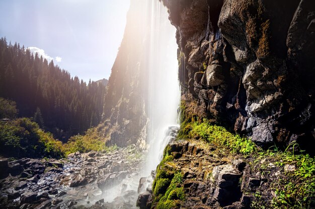 Bella cascata in montagna